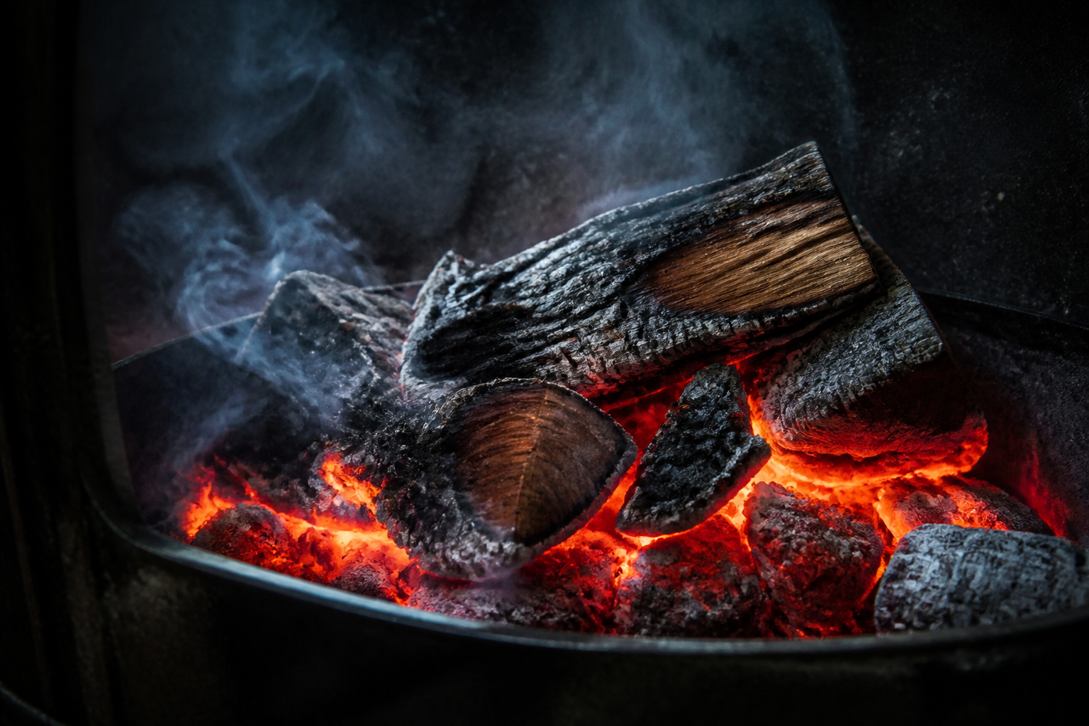 Fuego de nogal en el ahumador